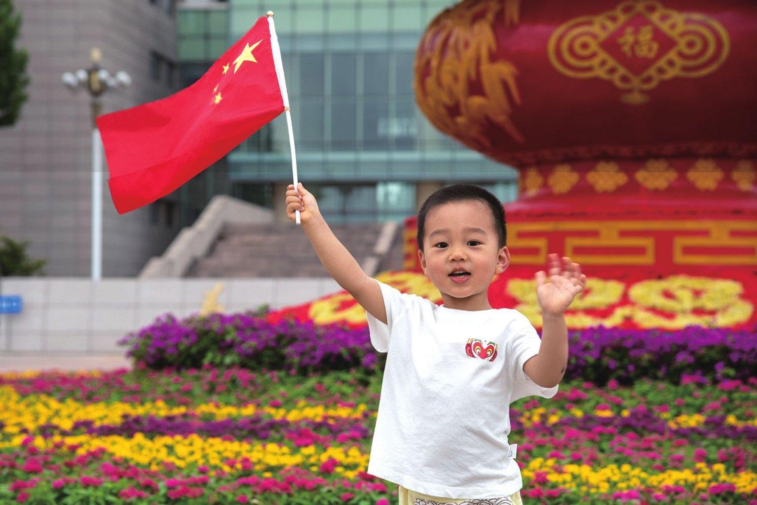 学校放假男生把鞋子串起来，挂在身上背回家，路上回头率拉满